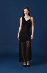 Vestido midi negro con escote drapeado, un solo tirante ancho y falda de encaje transparente en la parte inferior.