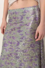 Pollera midi de lentejuelas color verde oliva con estampado abstracto en tonos lila.