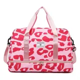 Bolso deportivo de viaje marca Zuomanni, con estampado animal print en tonos rosa y fucsia. Cuenta con doble asa de mano, correa de hombro ajustable, compartimento inferior con cierre independiente y cierre principal superior.