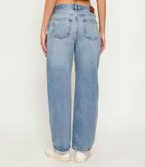 Jean de corte barrel con tiro alto y diseño clásico de cinco bolsillos. Confeccionado en denim de algodón regenerado de peso medio sin elasticidad, con un lavado en tono gris humo.