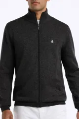 Cardigan de punto color gris oscuro, con cuello alto, cierre frontal completo y puños y ruedo acanalados. Presenta el logo de la marca bordado en el pecho.