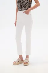 Pantalon jean de corte recto y tiro alto, color blanco, con ruedo deshilachado.
