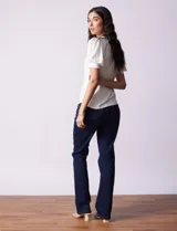 Remera de modal color azul marino, marca Tahari. Cuello redondo y mangas cortas abullonadas con puño.