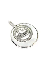 Dije redondo plateado con centro de nácar, borde de circonias y la palabra 'Mamá' en letra cursiva dentro de un corazón con circonias.