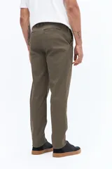 Pantalón chino clásico de hombre, color verde militar, con corte regular, pasacinto y confeccionado en algodón con elastano.
