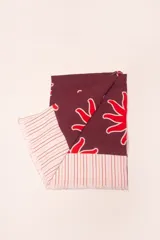 Pareo de viscosa con diseño a rayas verticales en tonos azul marino, azul claro, celeste, verde lima y blanco.