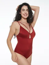 Body negro de diseño minimalista con escote profundo, tirantes finos cruzados y abertura central en el pecho.