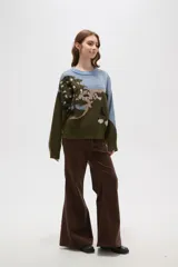 Sweater de tejido jacquard con diseño de paisaje campestre, cuello redondo a la base y mangas largas con corte holgado.