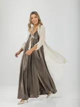 Vestido largo gris de breteles finos y escote en V, confeccionado en tela nacarada.