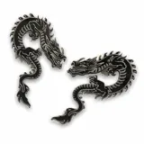 Par de aros colgantes con forma de dragones orientales rojos con detalles en plateado.