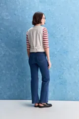 Jean de tiro alto con corte recto, confeccionado en denim con spandex. Presenta un lavado gris oscuro con efecto desgastado, cierre frontal con botón y bolsillos laterales y traseros.