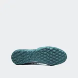 Championes de fútbol Umbro Vibe TF color celeste con detalles en blanco.