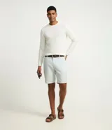 Remera masculina Marfinno de manga larga, con cuello redondo y textura acanalada en color blanco marfil.