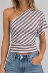 Top de un solo hombro con diseño de rayas diagonales en color marrón y blanco, mangas cortas y ajuste al cuerpo con detalle cruzado en la cintura.