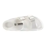 Sandalia Birkenstock modelo Arizona, fabricada en material EVA ligero y flexible, color blanco. Presenta diseño de dos correas ajustables con hebillas del mismo tono y plantilla anatómica.