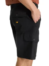 Short cargo negro con bolsillos laterales utilitarios con solapa y botones, tiro medio y cierre de cremallera.
