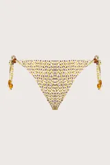 Calzón de bikini con estampado de manchas amarillas y violetas, con tiritas laterales ajustables adornadas con cuentas marrones.