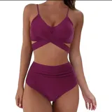 Conjunto de bikini negro de tiro alto, compuesto por un corpiño triangular con diseño cruzado en el frente y tirantes finos regulables, y una bombacha de corte clásico y talle alto.