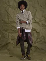 Fleece de algodón color gris melange, con cuello alto y cierre frontal parcial. Diseño de manga larga con puños y ruedo acanalados.
