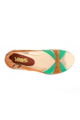Sandalia de cuero con diseño de tiras cruzadas en colores tostado y verde, con cierre de hebilla lateral y suela con tecnología de burbuja de aire.