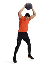 Remera deportiva Under Armour de manga corta color naranja, con cuello redondo y diseño sin costuras con paneles de malla estratégicamente ubicados. Cuenta con el logotipo de la marca impreso en el pecho.