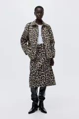 Chaqueta oversized con estampado de leopardo, cuello camisero, cierre de botones forrados y bolsillos delanteros ribeteados con solapa.