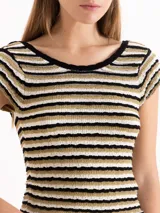 Top de tejido jaspeado y mangas cortas, con patrón de rayas horizontales en tonos negro, beige y dorado. Cuenta con escote redondo y ribetes en contraste.