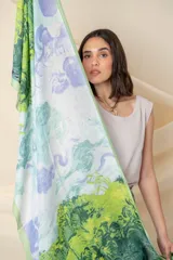 Pañuelo cuadrado de seda con estampado abstracto en degrade de colores azul, amarillo, blanco y rosa, con borde naranja.