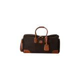 Bolso de viaje Bric's en tono caqui y marrón, confeccionado en gamuza con detalles en cuero tostado, doble asa superior, correa ajustable y cierre principal con cremallera doble.