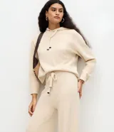 Pantalón recto de tricot con cintura elástica, confeccionado en mezcla de viscosa.