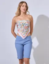 Bermuda color verde militar en gabardina elastizada, marca Ruby Rd. Pretina ancha elastizada. Delantera con bolsillos simulados. Trasera con bolsillos aplicados.