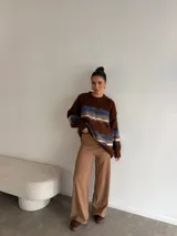 Pantalón de corte recto y holgado, confeccionado en tejido de viscosa con interior de felpa, con cintura elástica.