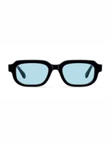 Lentes de sol con armazón rectangular de color negro y cristales polarizados en tono celeste. Diseño retro con bordes redondeados y protección UV400.
