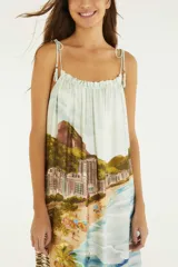 Vestido largo de viscosa con estampado posicional de paisaje carioca, escote fruncido con volado, tirantes finos con borlas y espalda descubierta.