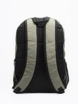 Mochila Forum Active con estampado tie-dye en blanco y negro, con un compartimento principal grande con cierre, un compartimento frontal pequeño con cierre y un bolsillo lateral abierto con elástico.