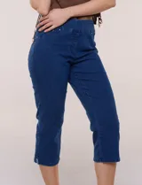 Jegging capri de denim blanco de la marca Ruby Rd, con pretina ancha elastizada, bolsillos delanteros simulados y bolsillos traseros aplicados.