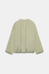 Cazadora bomber fluida de color verde, con cuello redondo, manga larga abullonada, bolsillos frontales y cierre de cremallera metálica.