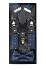 Set de tirantes, moña y pañuelo de bolsillo color rojo con diseño floral. Los tirantes son ajustables y tienen apliques para abrochar a botones o pinzas metálicas para sujetar al pantalón.