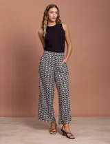 Pantalón de corte ancho con estampado geométrico en blanco y negro, pretina trasera elastizada y bolsillos delanteros.