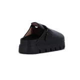 Zuecos de mujer color negro con una tira superior ajustable mediante hebilla y plataforma dentada.