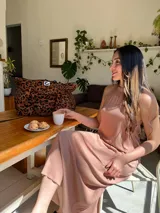 Vestido de lino elastizado, talle único holgado, color beige.