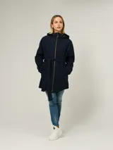 Campera softshell de color azul marino, con capucha, cierre frontal y cinturón anudable a la cintura. Presenta bolsillos laterales y un diseño funcional resistente al viento y al agua.