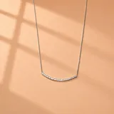 Gargantilla de plata 925 con cadena veneciana y dije cilíndrico curvado con textura martillada.