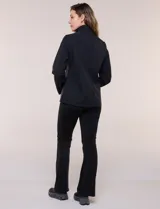 Campera rompevientos deportiva Michael Kors, de color negro, silueta semi entallada y corte a la cadera. Confeccionada en tela técnica liviana, impermeable y elastizada, cuenta con cuello alto, cierre frontal completo termosellado y bolsillos laterales verticales con cierre.
