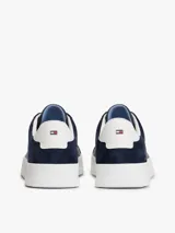 Zapatillas de tenis Tommy Hilfiger de corte bajo, confeccionadas en una combinación de piel nobuk y piel lisa en color azul marino. Presentan suela de goma blanca, cordones al tono y detalle de panel blanco en el talón con el logo de la marca.