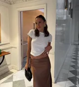 Pollera larga de seda color caramelo con elástico en la cintura.