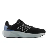 Championes New Balance 413 V3 para mujer, de color negro con suela gris y detalles en celeste en la parte trasera. Confeccionados en malla transpirable, incorporan el logo 'N' en los laterales y cordones negros.
