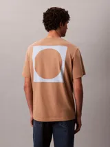 Remera Calvin Klein de manga corta y cuello redondo, color beige, con logo estampado en el pecho.