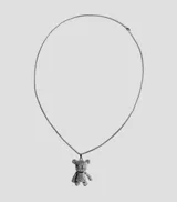Collar con dije de robot plateado cubierto de cristales brillantes y cadena de eslabones finos. El robot tiene cabeza cuadrada, cuerpo rectangular, brazos curvos y piernas rectangulares.