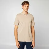 Remera polo de piqué de algodón color beige, con cuello clásico, manga corta y cierre de tres botones.